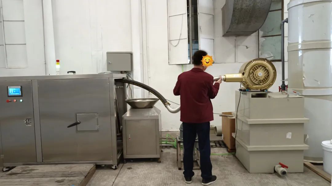 餐廚垃圾處理設(shè)備結(jié)合<a href='/' style='color: blue;' target='_blank'>工業(yè)除臭劑</a>實(shí)現(xiàn)系統(tǒng)除臭.jpg