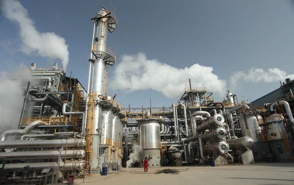 按 VOCs 的化學(xué)結(jié)構(gòu)，可將其進(jìn)一步分為 8 類：烷烴類、芳香烴類、烯烴類、鹵代烴類、酯類、醛類、酮類和其他化合物。從環(huán)保意義上講，主要指化學(xué)性質(zhì)活潑的那一類揮發(fā)性有機(jī)物。常見的 VOCs有：苯、甲苯、二甲苯、苯乙烯、三氯乙烯、三氯甲烷、三氯乙烷、二異氰酸酯（TDI）、二異氰甲苯酯等。